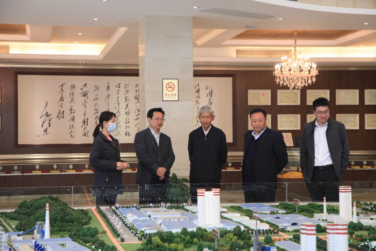 6听取8868体育十大生产基地沙盘介绍（左三：杨朝飞、右二：王文战、左二：杨华锋.JPG