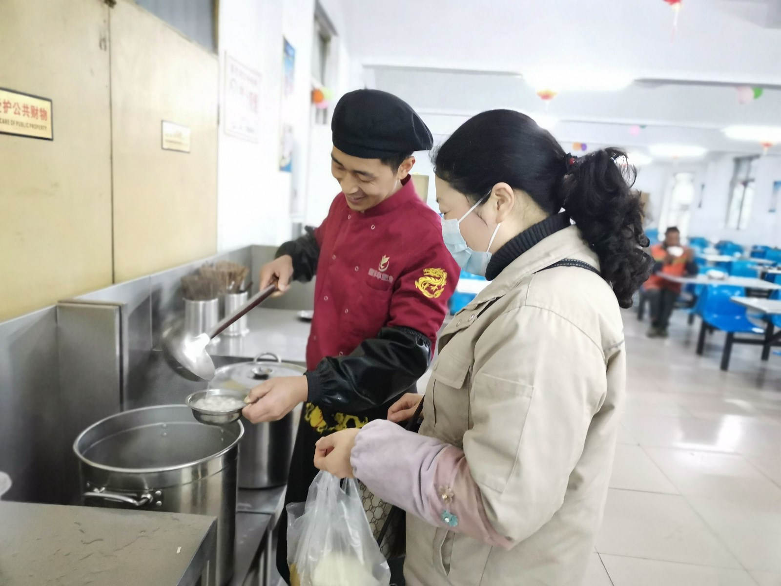 总部实验工厂厨师为员工盛汤圆_副本.jpg