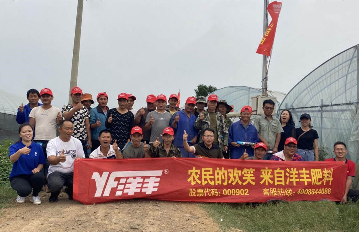部分观摩人员在示范田边留影_副本.jpg