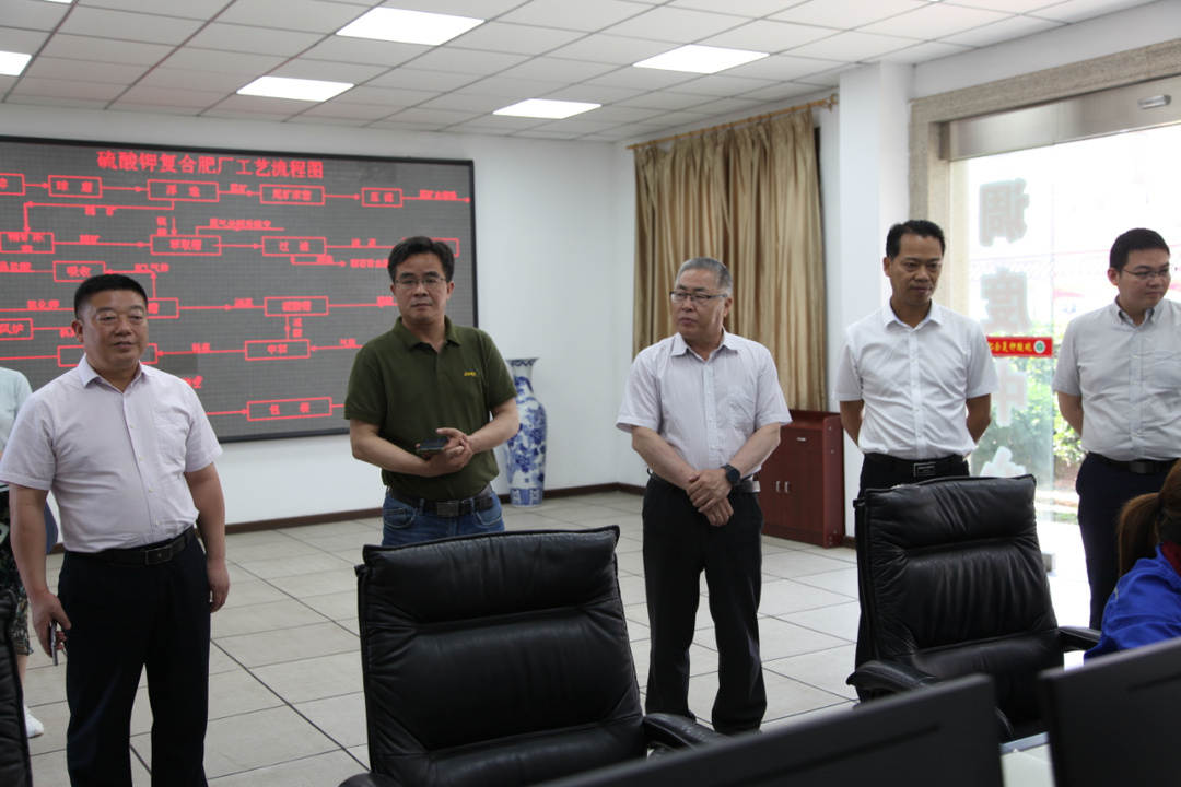图3.《中国化工报》采访团在8868体育硫酸钾复合肥厂中控室调研.JPG