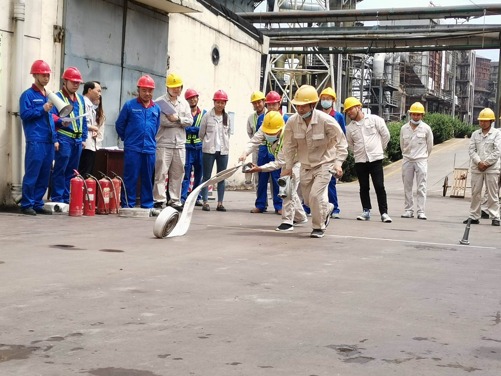 总部实验工厂消防器材使用比武_副本.jpg