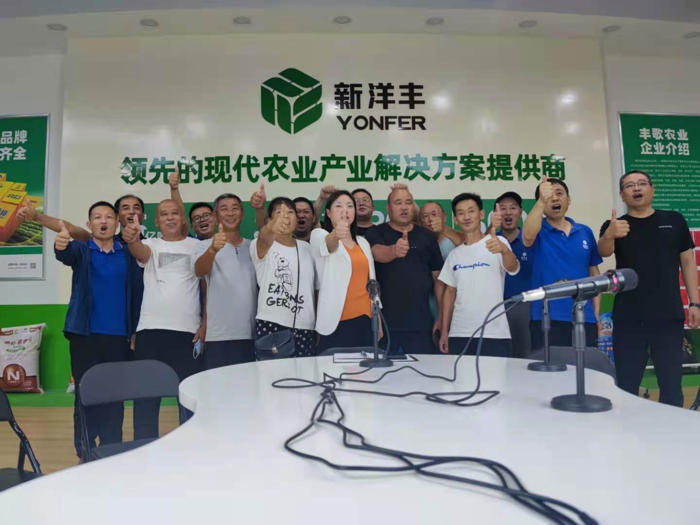 订货非常成功，大家在直播间开心合影.jpg