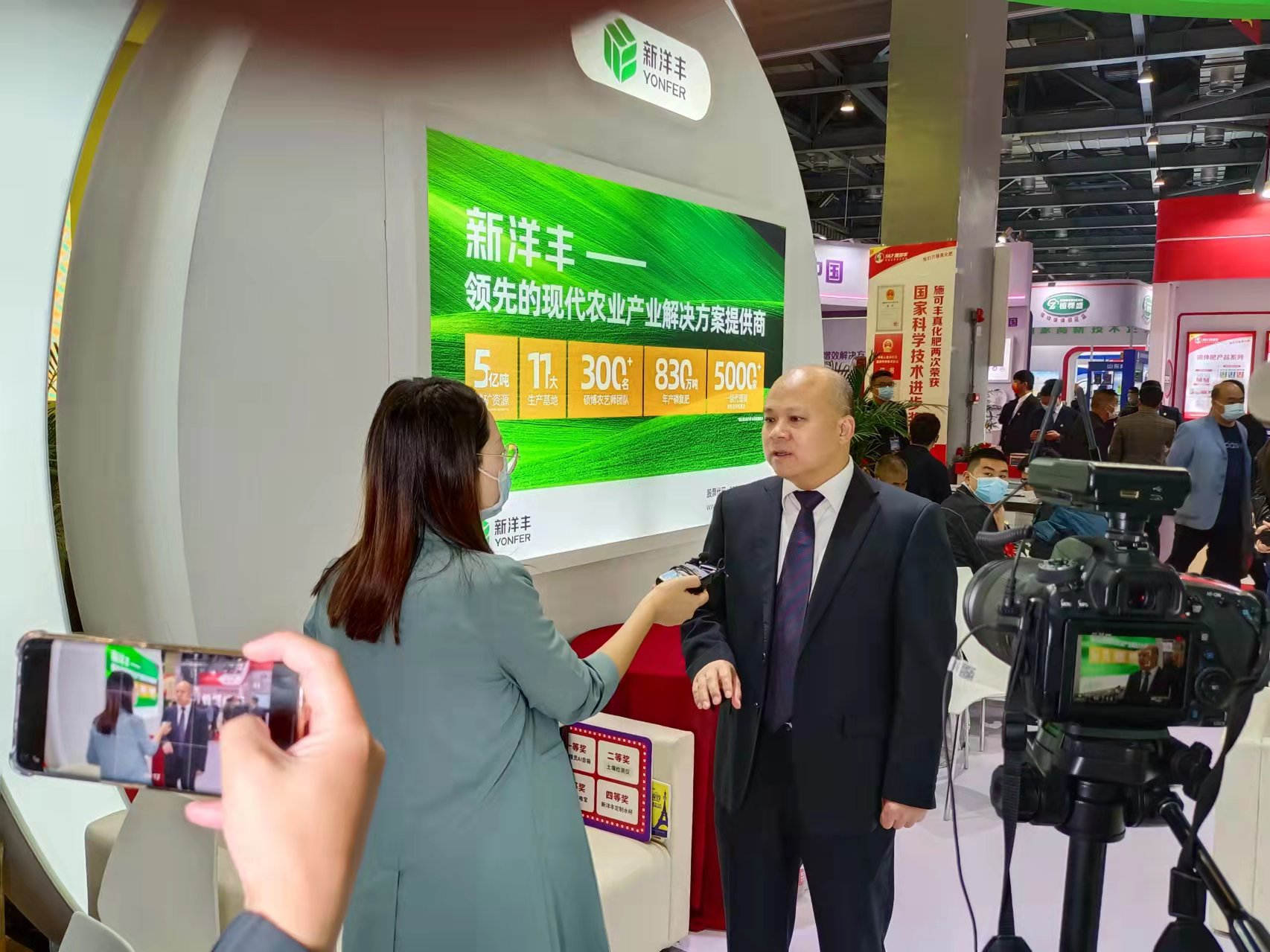 图7：赵总接受采访.jpg