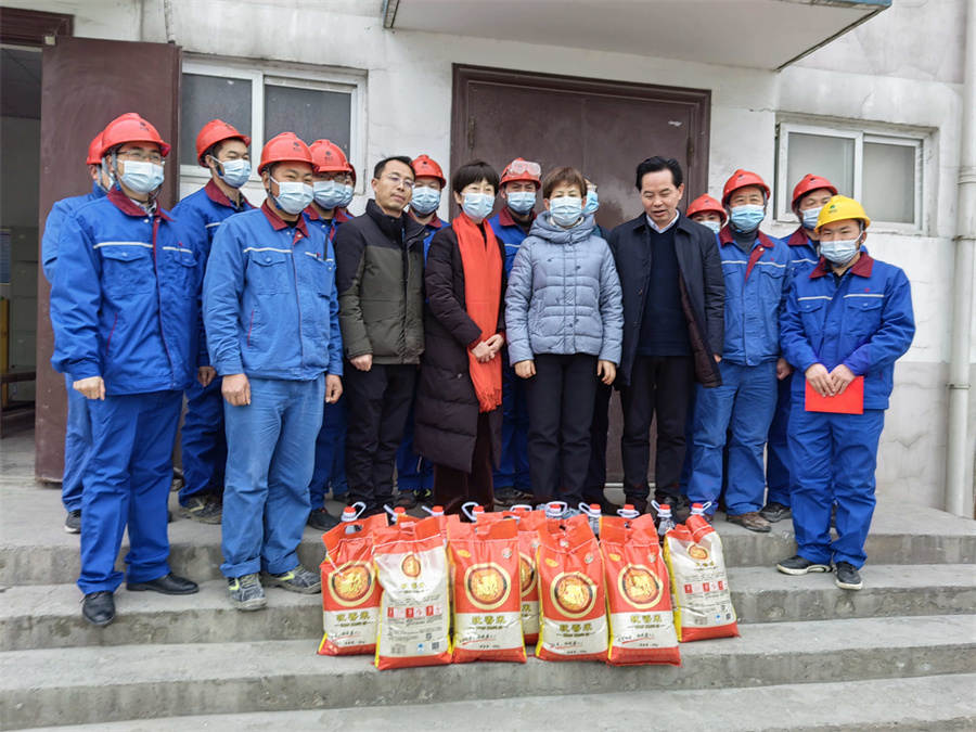 苏琼一行慰问8868体育中磷尿基车间.jpg