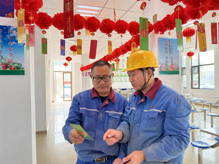 宜昌8868体育员工正在猜灯谜.jpg