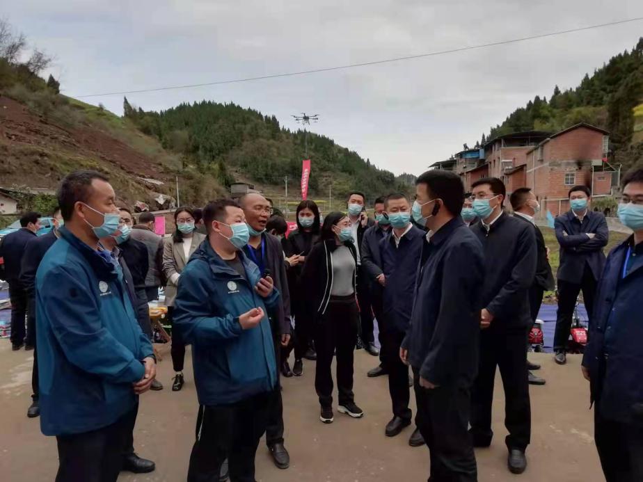 8868体育农化员向县长汇报科技小院相关工作.jpg