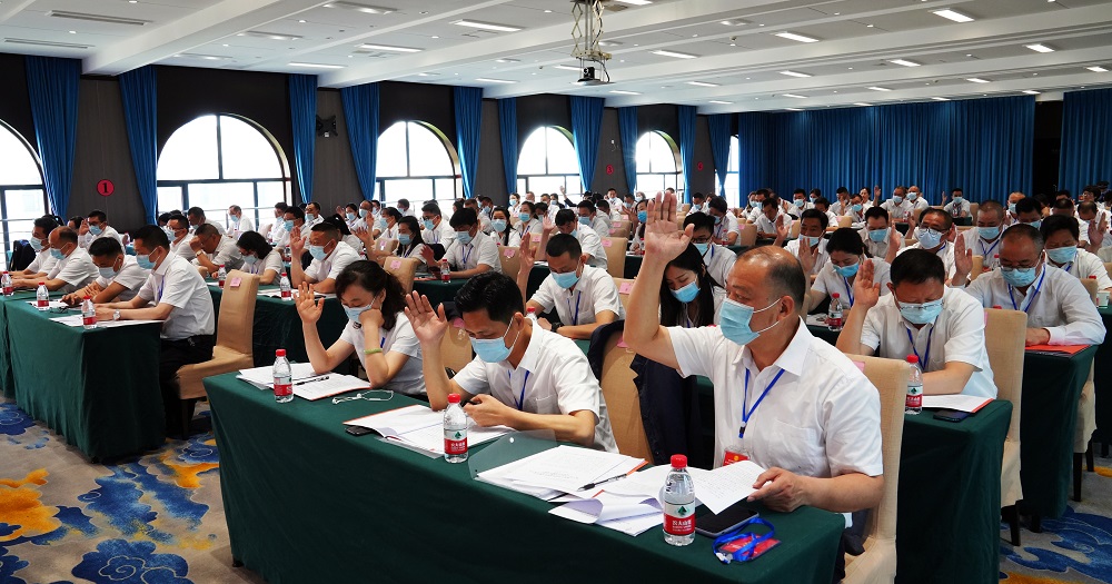 参会代表举手表决.jpg 参会代表举手表决.jpg