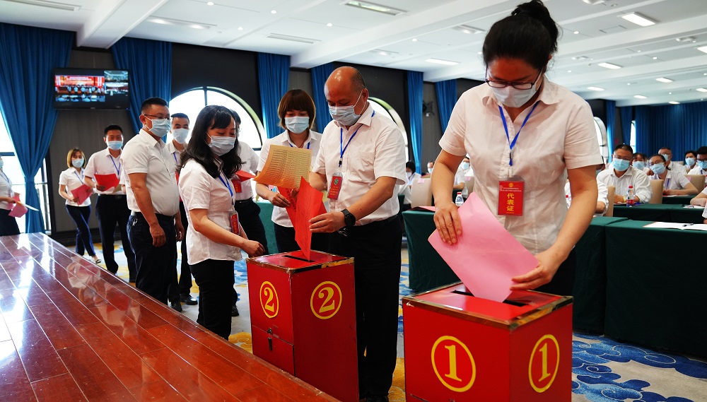 参会代表投票.jpg 参会代表投票.jpg
