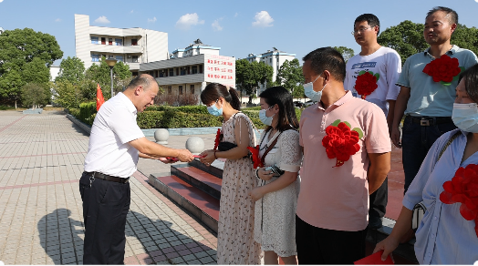 8868体育工会副主席孙建军（左一）为考入重点大学的东宝中学学子颁发奖学金（部分学生的奖学金由家长代领）.png