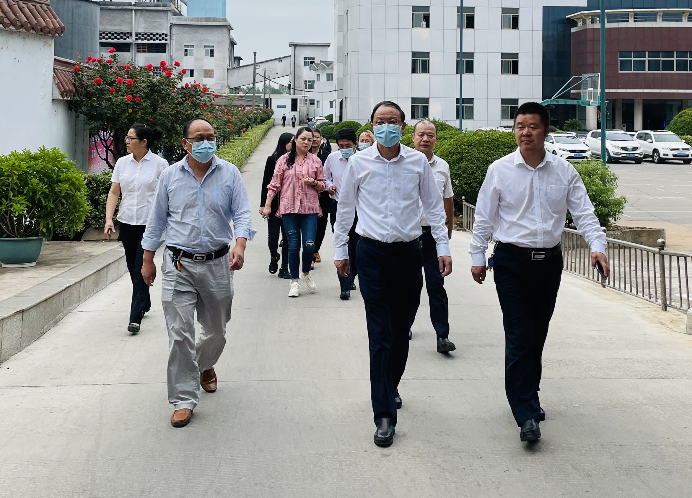 陈刚一行到8868体育红十字协会办公地点参观.jpg